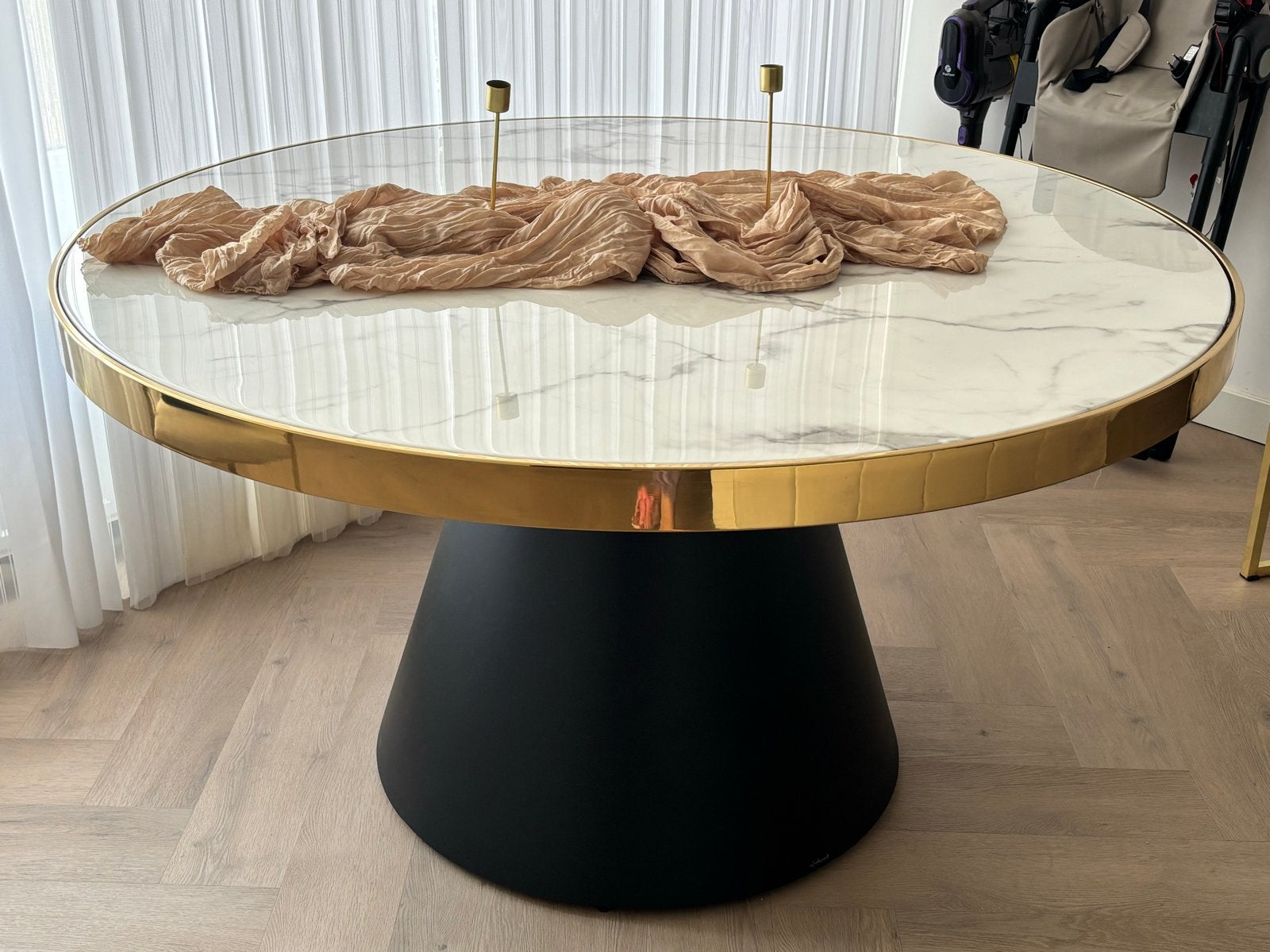 Richmond Interiors Eettafel Rond Marmerlook Goud Zwart, Ophalen, 100 tot 150 cm, Rond, Zo goed als nieuw