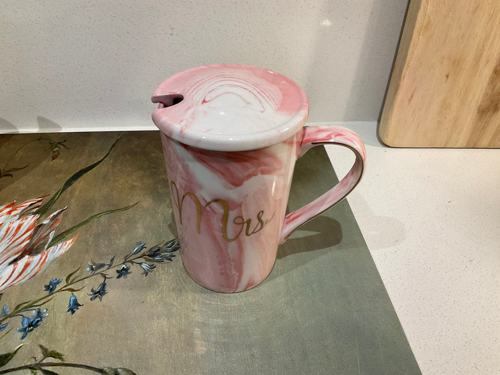 Prachtige mok met deksel. Rose, wit met tekst “Mrs” in goud., Overige materialen, Ophalen of Verzenden, Zo goed als nieuw, Overige stijlen
