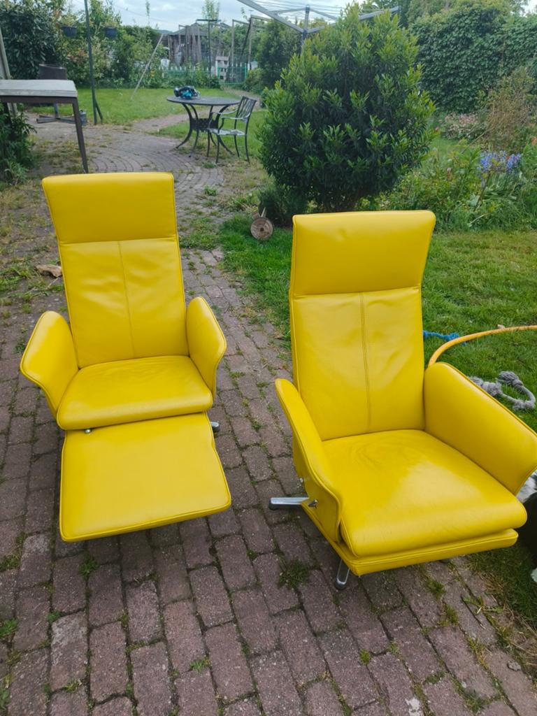 Twee loungestoelen geel handmatige bediening, Ophalen