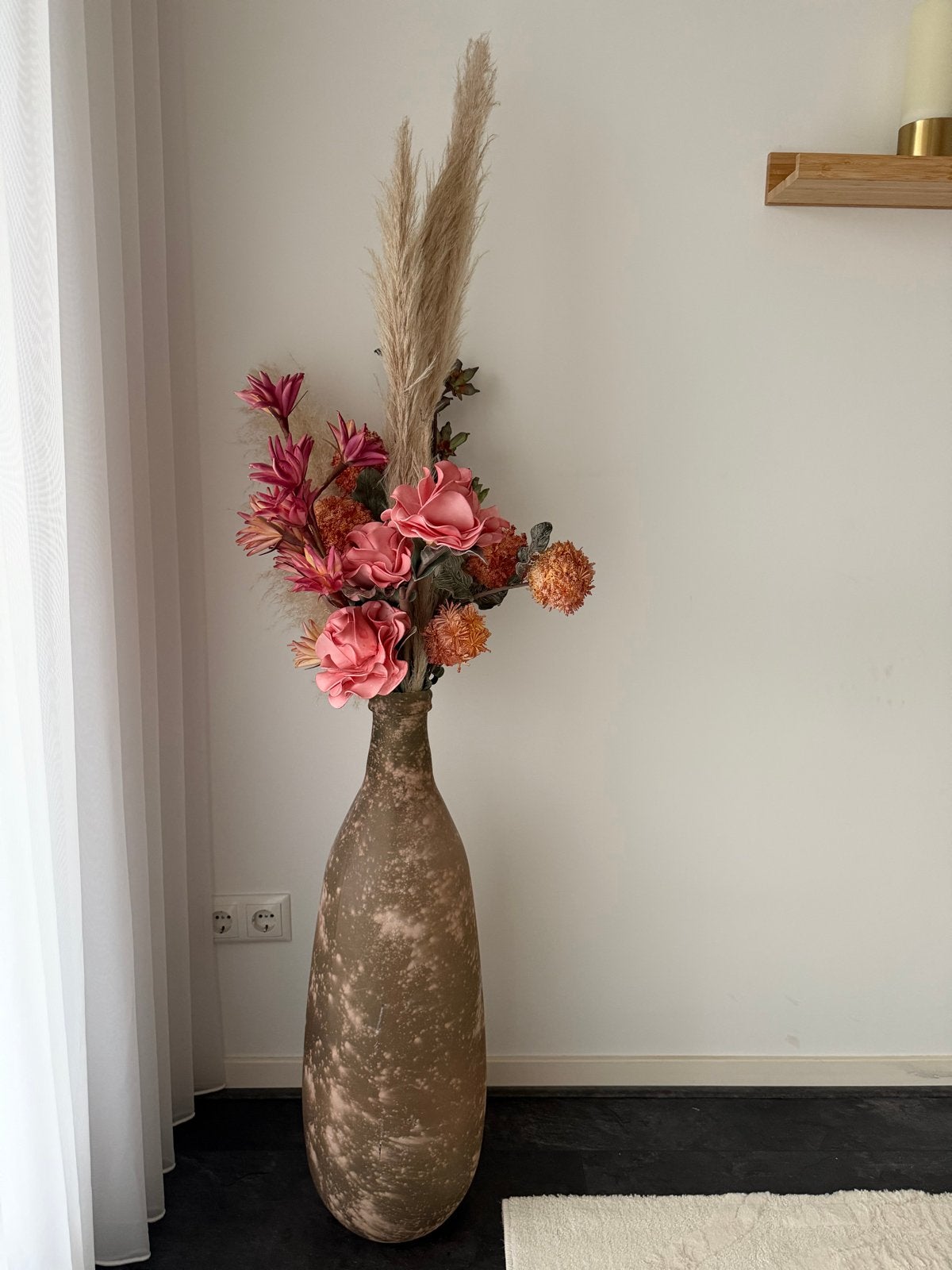 Grote vloervaas met kunstbloemen - Bruin/Roze, Overige materialen, Gebruikt, Bruin, Inclusief decoratie