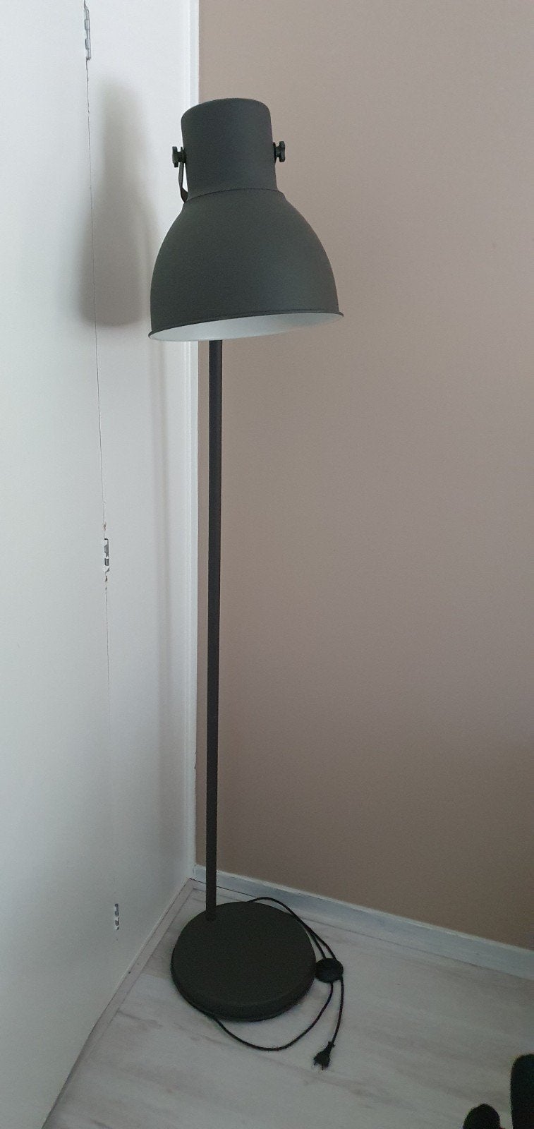 Stijlvolle staande lamp - Donkergrijs, Huis en Inrichting, Ophalen, E27 (groot), Zo goed als nieuw, Metaal