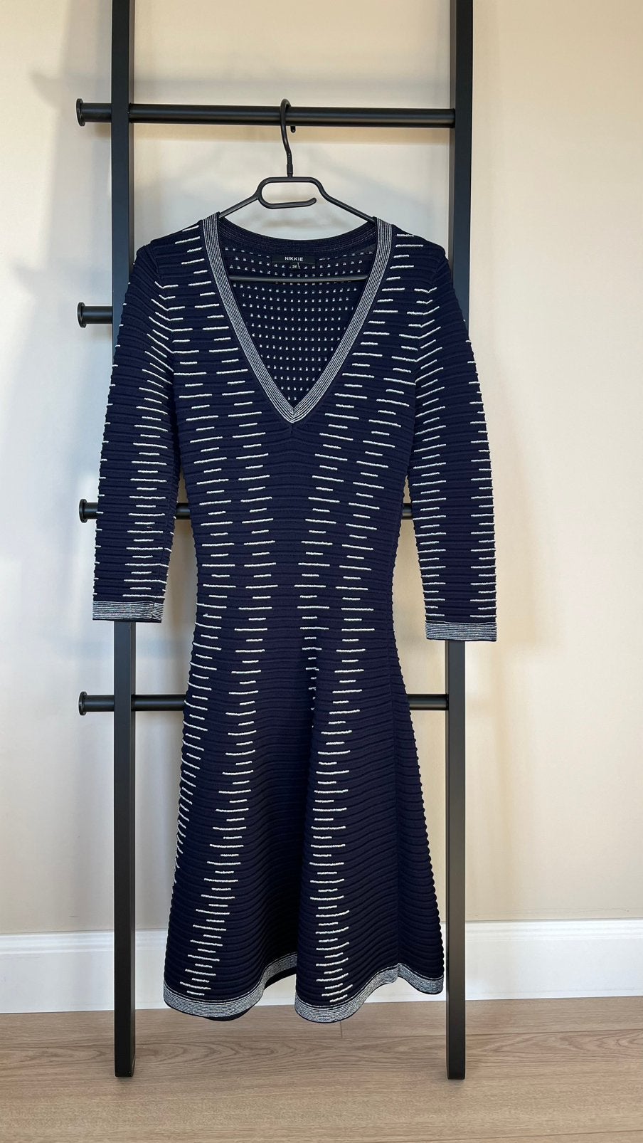 Jurk NIKKIE maat 32, Blauw, Ophalen of Verzenden, Zo goed als nieuw, Knielengte