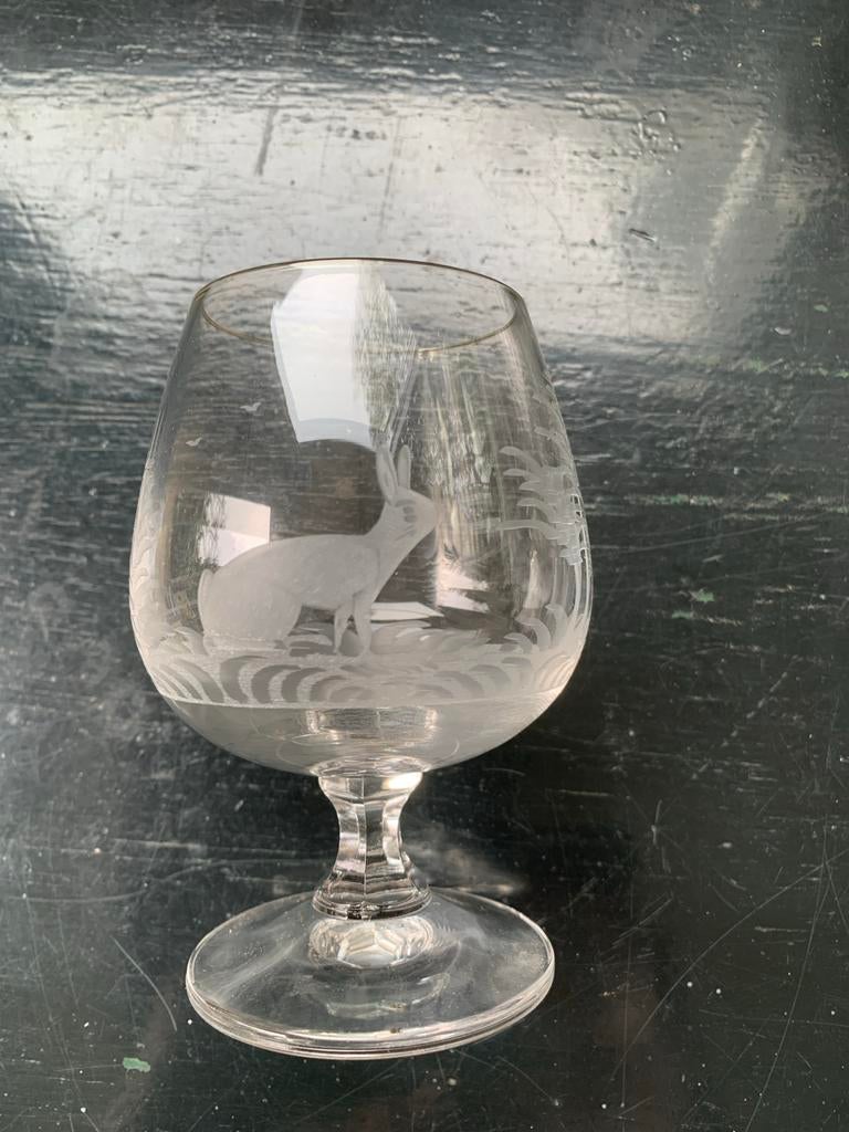 Cognacglas met ingeslepen afbeelding van haas, Ophalen of Verzenden