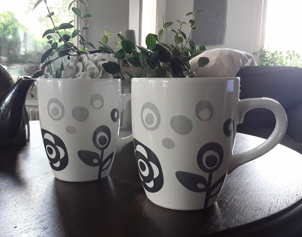 2 grote mokken - bloem - wit zwart grijs - Hema - nieuw, Keramiek, Nieuw, Ophalen of Verzenden, Overige stijlen