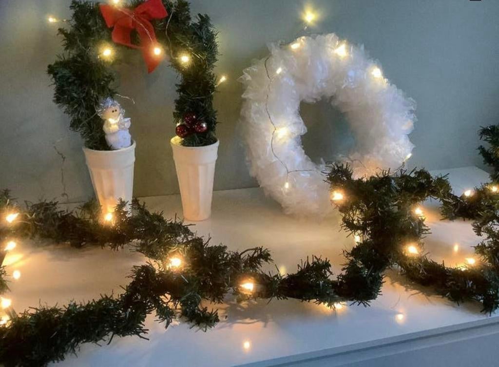 set van 2 potten met boog / krans / kerstverlichting stroom, Diversen, Kerst, Ophalen of Verzenden, Zo goed als nieuw
