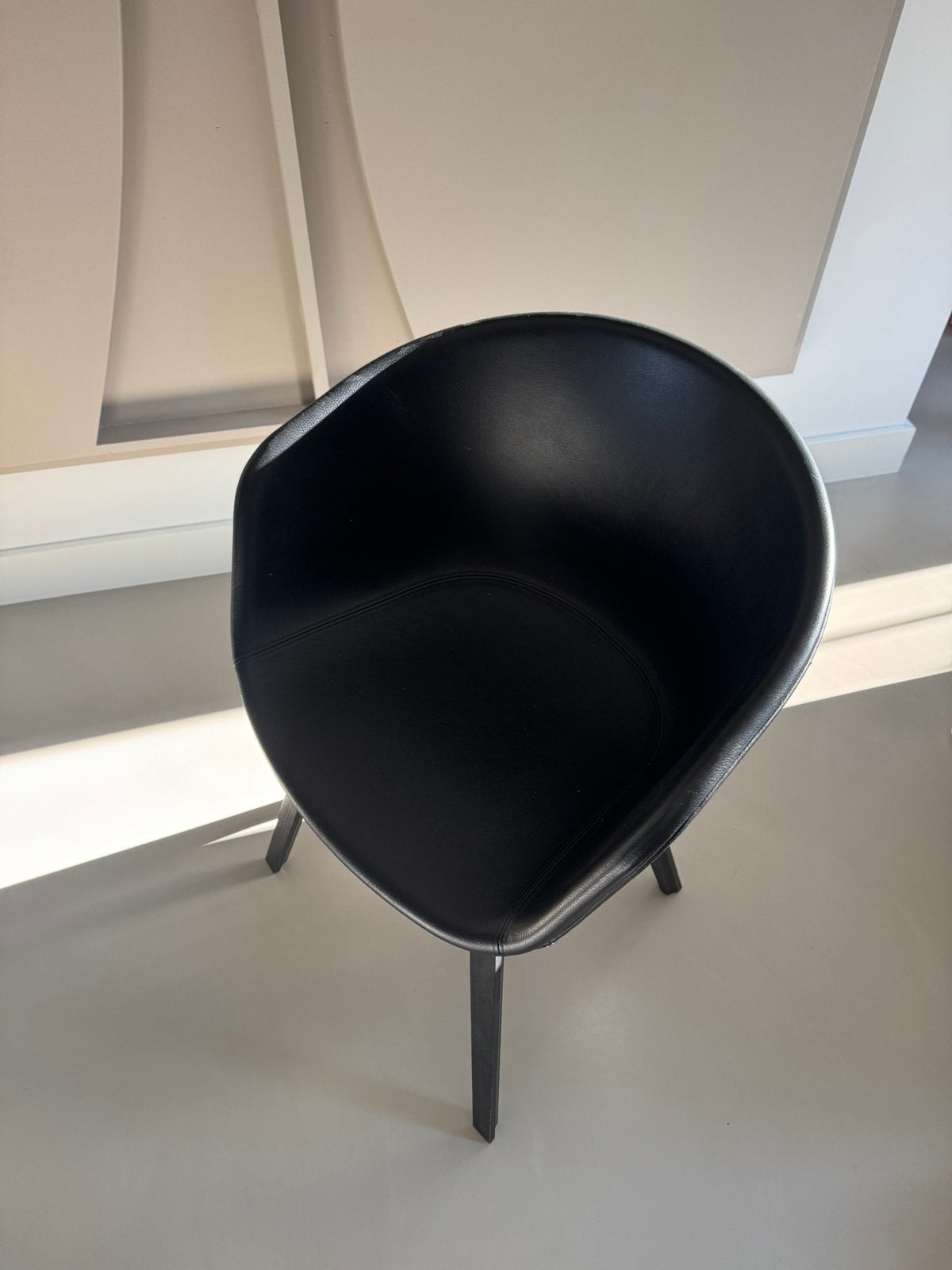 HAY Eetkamerstoel AAC22 zwart onderstel black, Huis en Inrichting, Stoelen, Ophalen, Zo goed als nieuw, Zwart, Eén