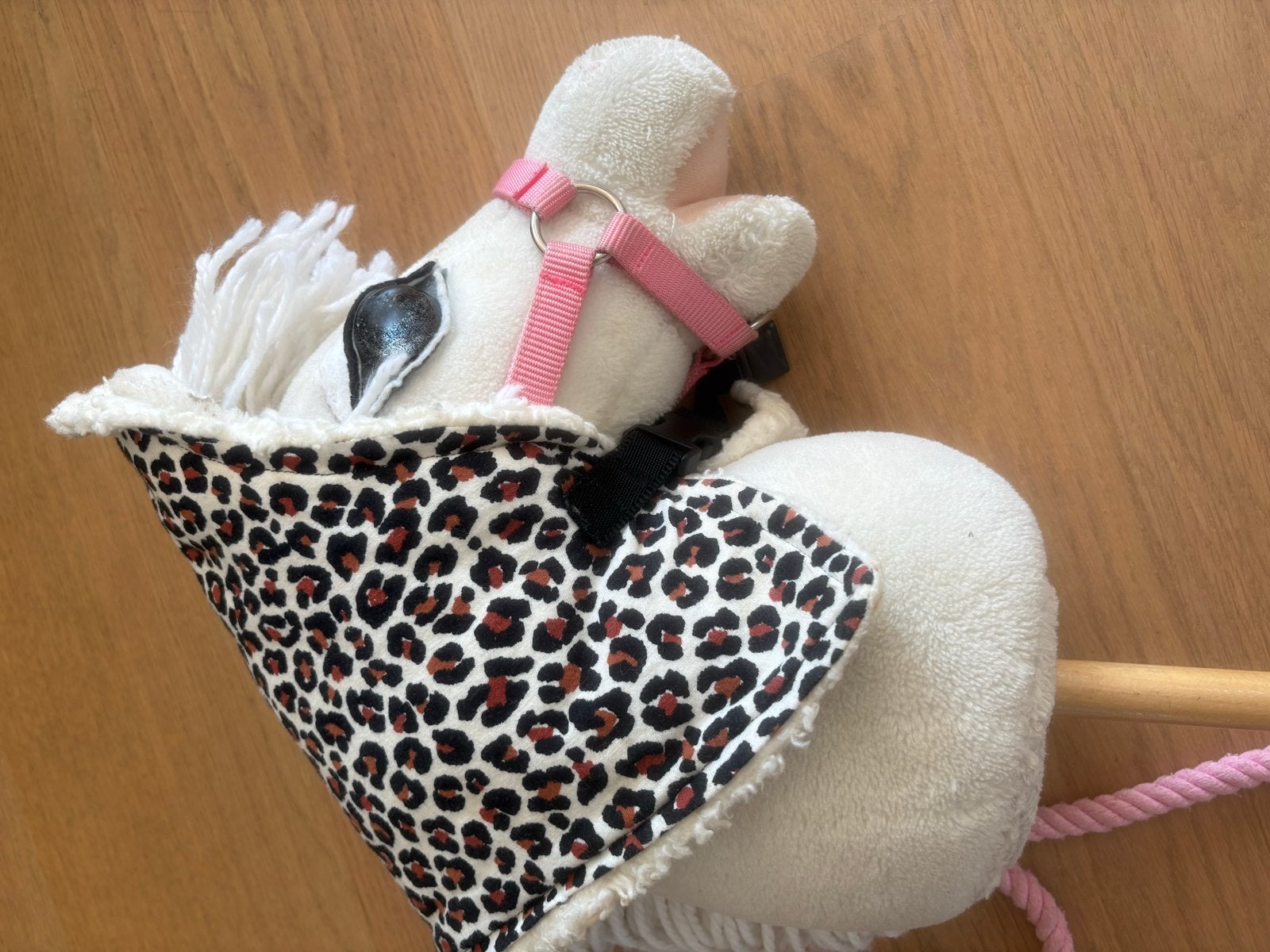 Hobbyhorse met luipaardprint deken en roze halster, Ophalen of Verzenden, Gebruikt, Meisje