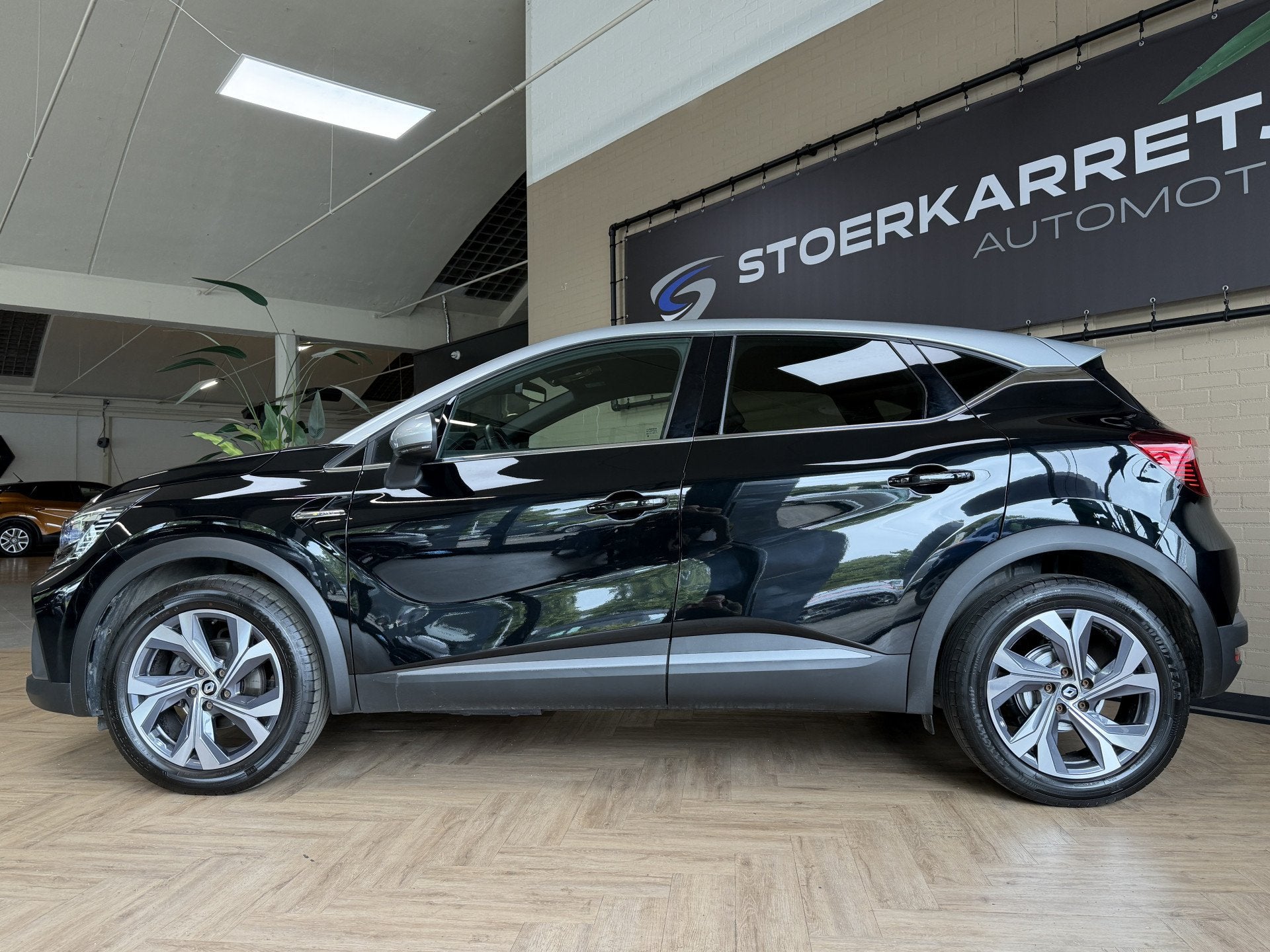 Renault Captur 1.3 MHEV 160 R.S. Line | Groot Navi | 18 " |, Gebruikt, Zwart, 4 cilinders, Leder en Stof