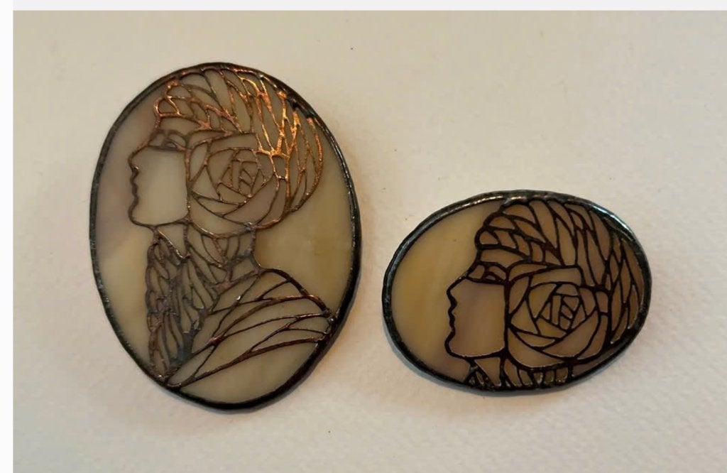 2 x glas in lood broche, zeer bijzonder, prijs per stuk, Overige materialen, Ophalen of Verzenden, Zo goed als nieuw, X