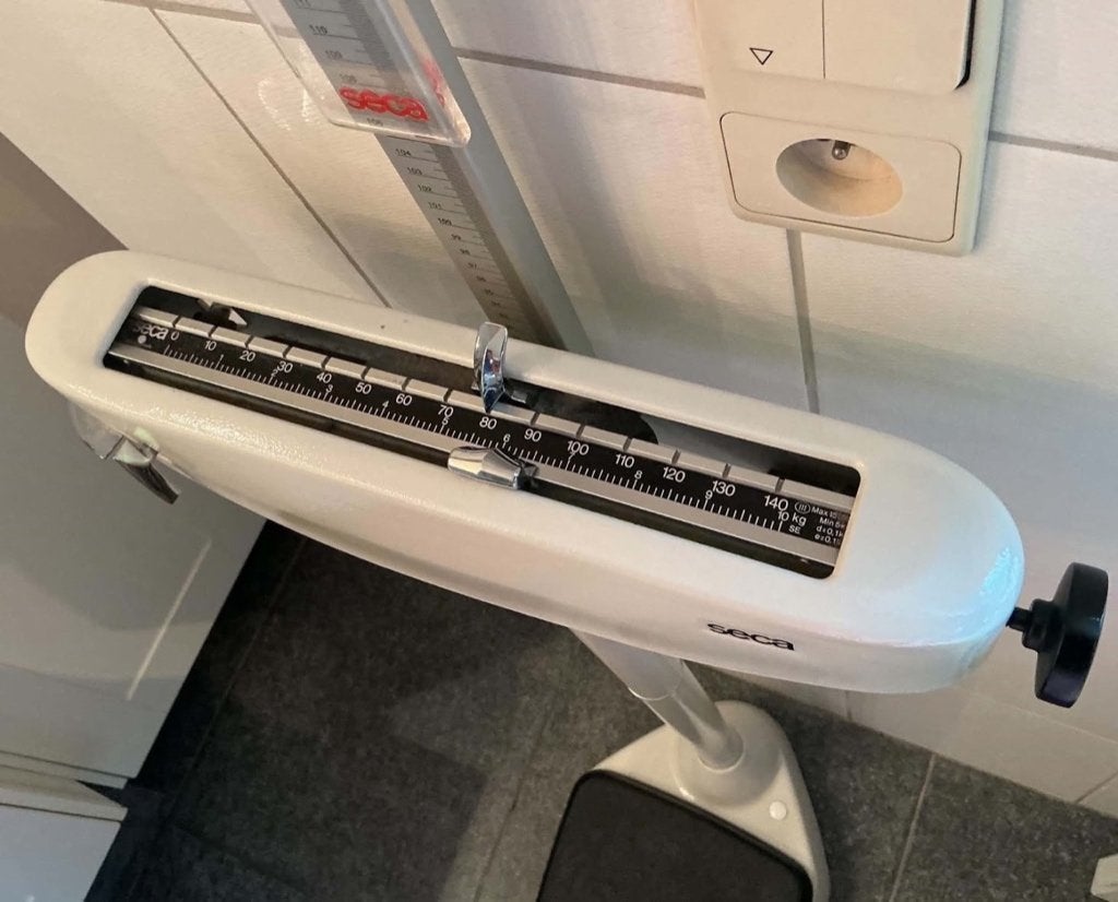 Professionele Seca 700 kolomweegschaal + lengtemeter, Witgoed en Apparatuur, Ophalen, 100 kg of meer, Zo goed als nieuw, Personenweegschaal