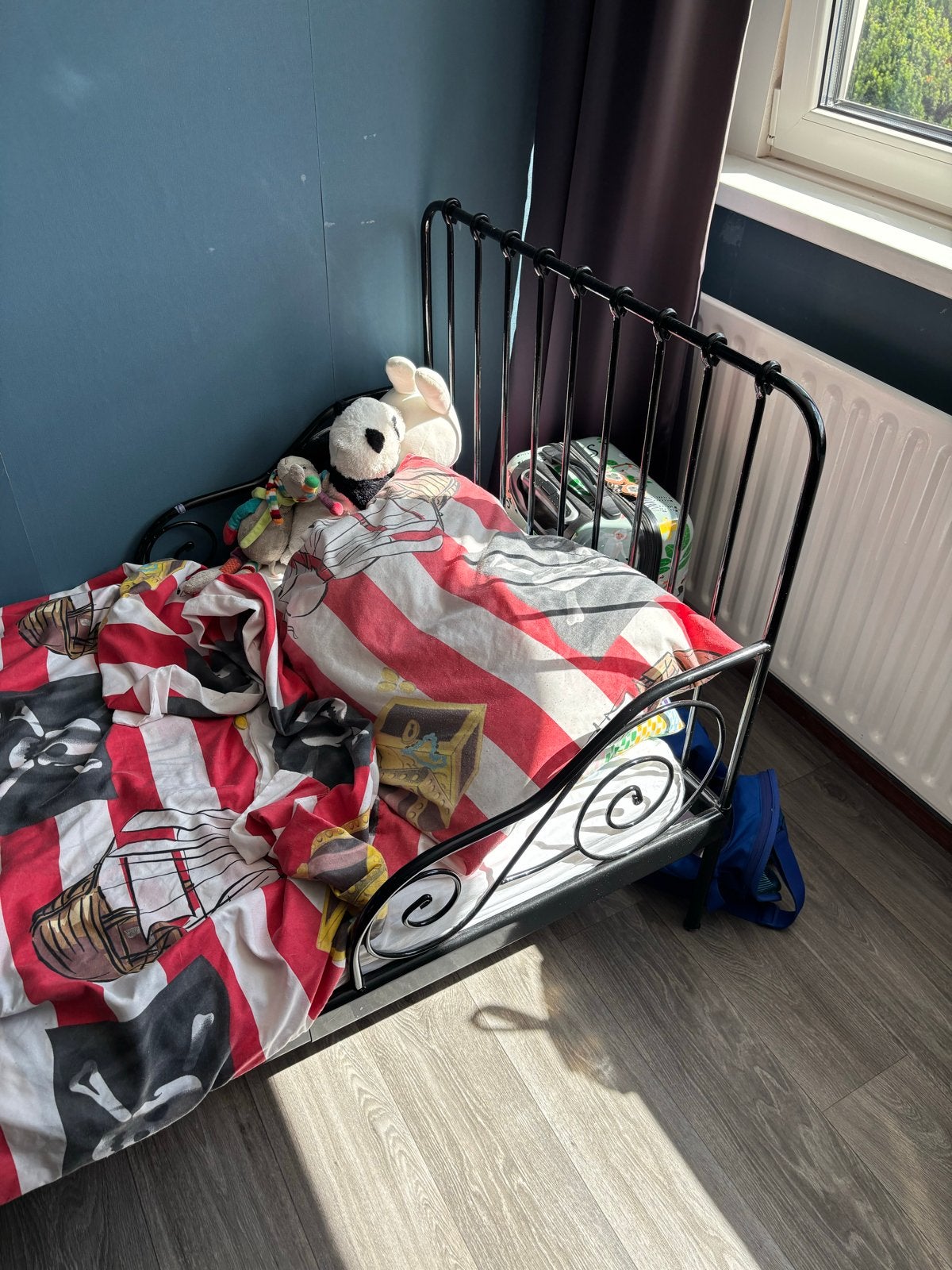 Zwart geverfd kinderbed, om te bouwen tot peuterbed, Huis en Inrichting, Slaapkamer | Bedden, Ophalen, Eenpersoons, Zwart, Overige maten
