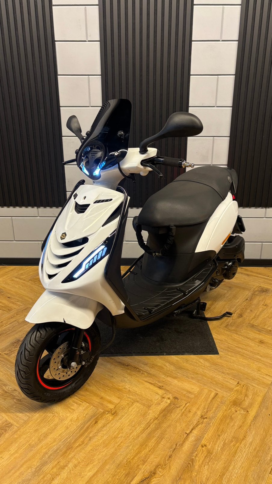 PIAGGIO ZIP 4T 3V BROM 2019 FULL OPTION GLANS WIT, Maximaal 45 km/u, Zip, Ophalen of Verzenden, Zo goed als nieuw
