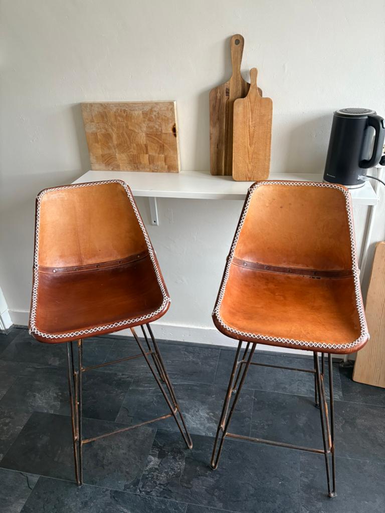 Barkrukken 2x - industrieel en leer, Huis en Inrichting, Barkrukken, 2 krukken, Ophalen, Leer, 60 tot 90 cm