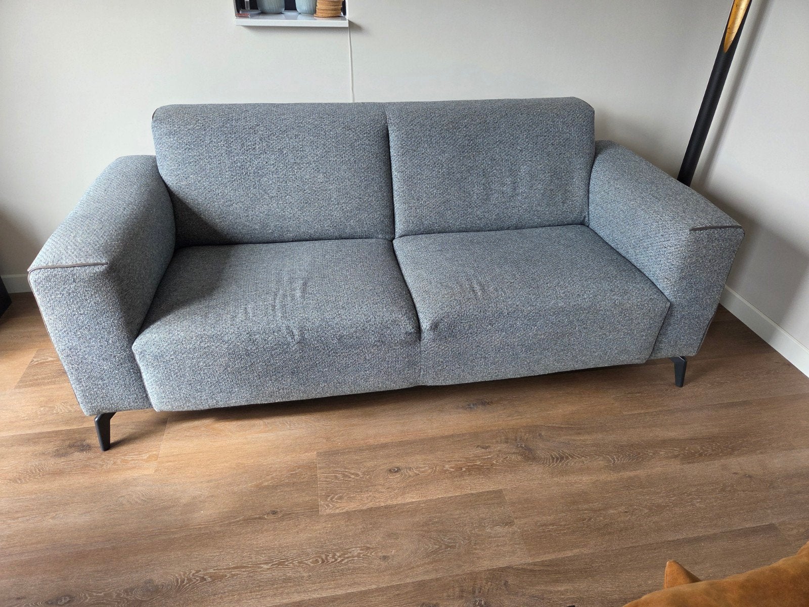MOET WEG! Blauwgrijze tweezitsbank met hocker, Huis en Inrichting, Ophalen, 150 tot 200 cm, Tweepersoons, 75 tot 100 cm