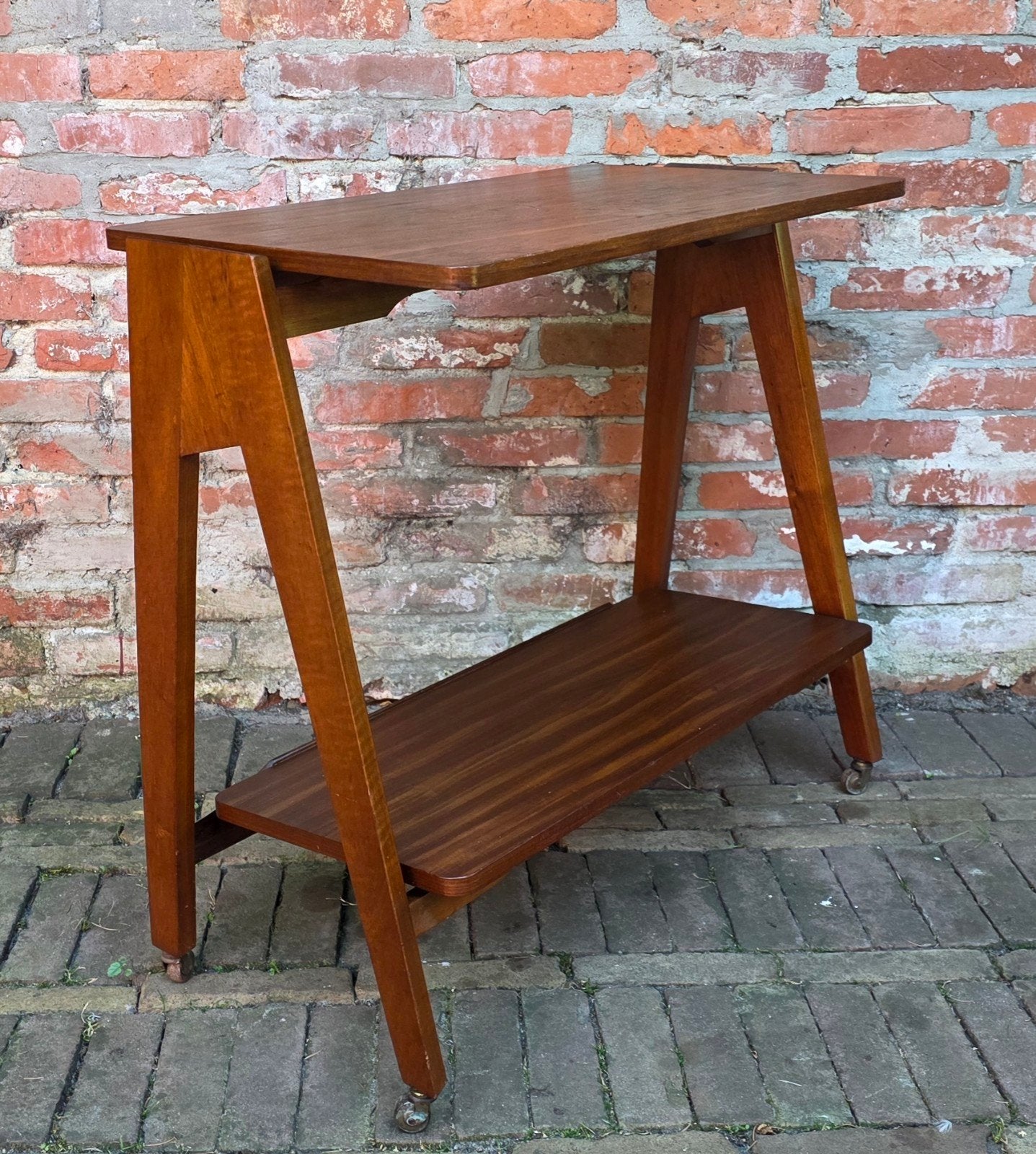 Vintage, design tv tafel.  Bijzettafel. Jaren 60, Ophalen, Scandinavisch design, 100 tot 150 cm, 25 tot 50 cm
