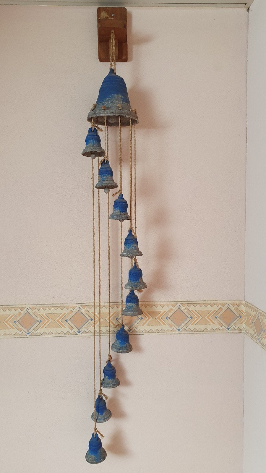 Wandhanger met bellen van aardewerk 1.37, Ophalen