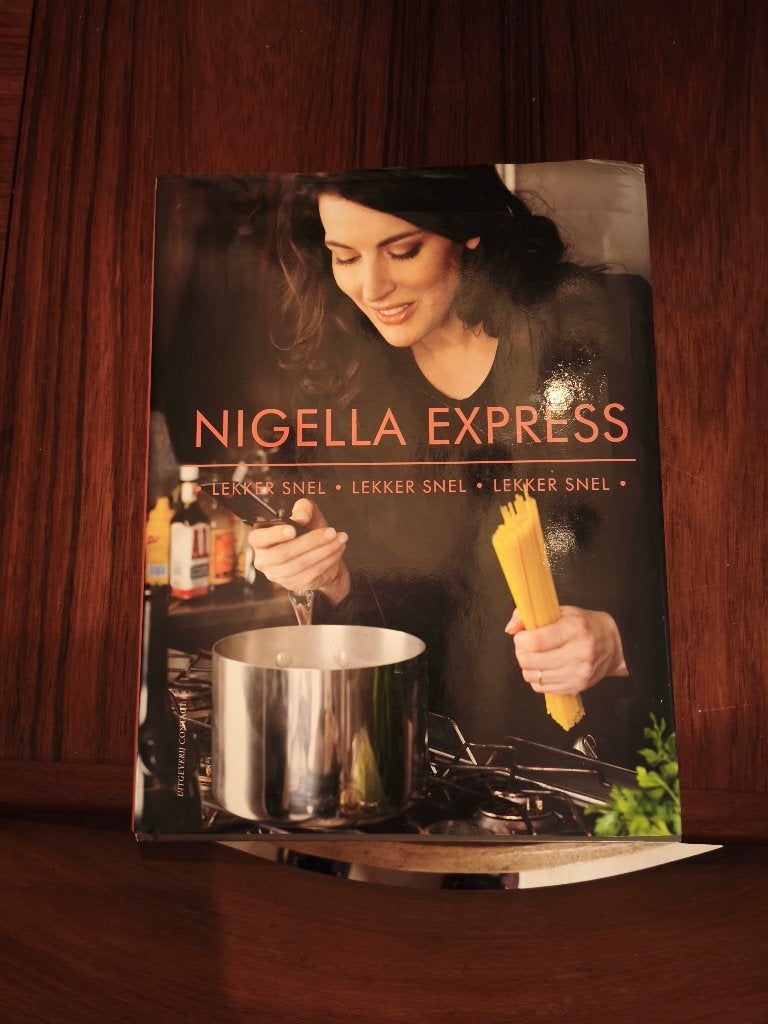Nigella Express, Italië, Voorgerechten en Soepen, Ophalen of Verzenden, Zo goed als nieuw