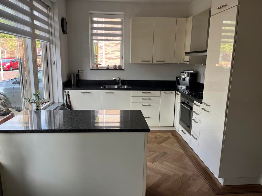 Tweedehands hoogglans keuken, Huis en Inrichting, Keuken | Complete keukens, Ophalen, Gebruikt, Graniet of Steen, Hoekkeuken