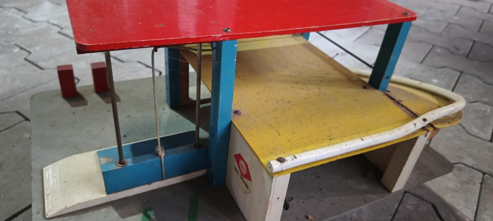 Antieke houten speelgoedgarage met tankstation en parkeerdek, Antiek en Kunst, Antiek | Speelgoed, Ophalen of Verzenden