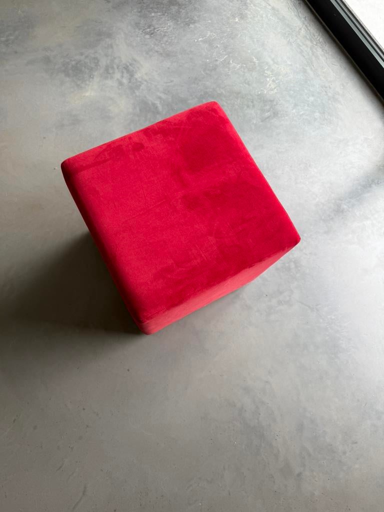 Leuke rode velours poef, Ophalen, Zo goed als nieuw, Vierkant, 50 tot 75 cm