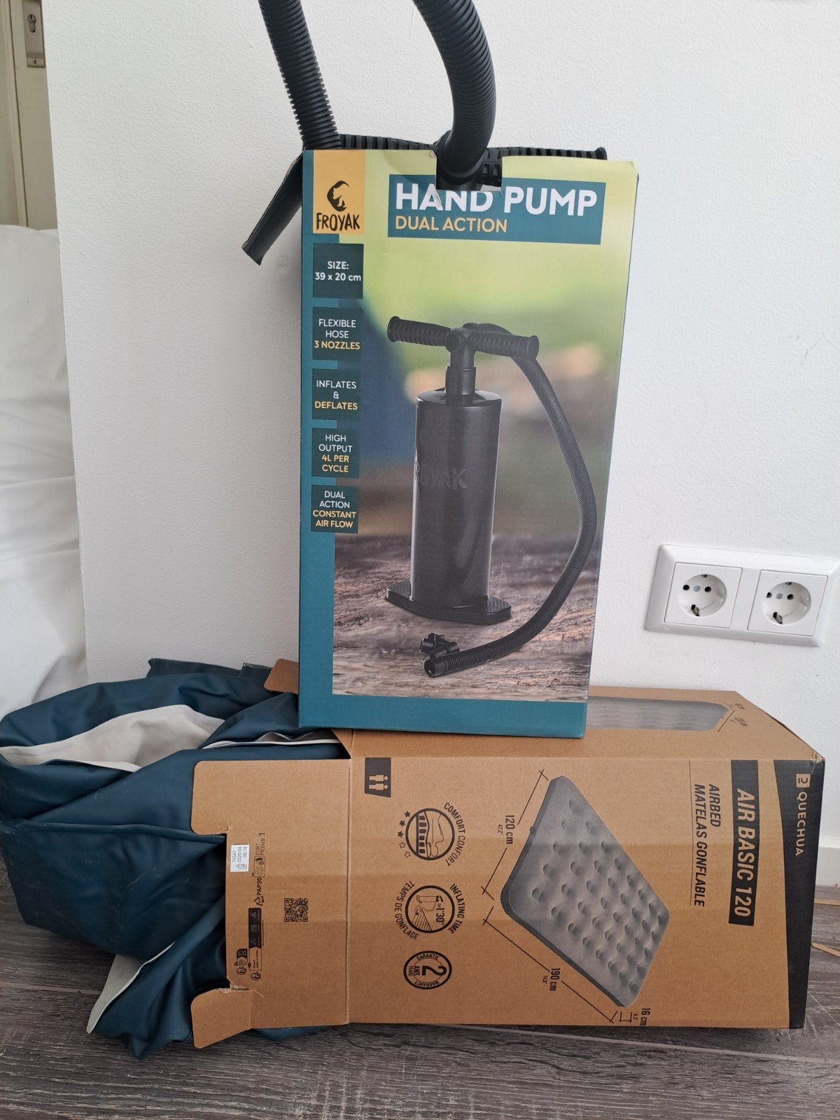 Decathlon Air Basic 120 luchtmatras m/ pomp Zo goed als niew, Ophalen of Verzenden, Ingebouwde pomp, Zo goed als nieuw, 2-persoons