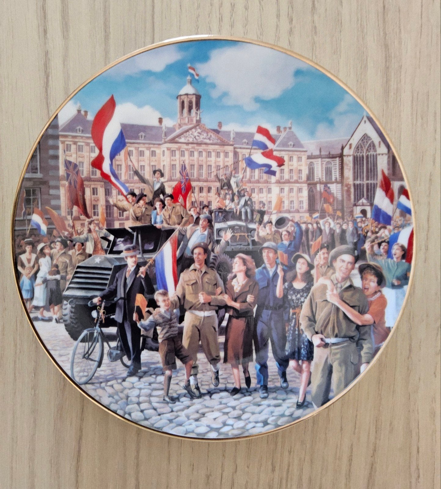 Porseleinen wandbord ter ere aan de bevrijding van Amsterdam, Antiek en Kunst, Antiek | Wandborden en Tegels, Ophalen of Verzenden