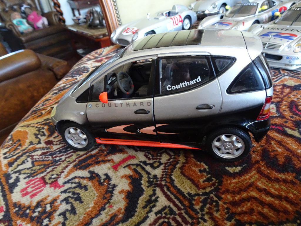 MOOIE MERCEDES A KLASSE  COULTHARD MAISTRO, Hobby en Vrije tijd, Modelauto's | 1:18, Ophalen of Verzenden, Zo goed als nieuw, Auto