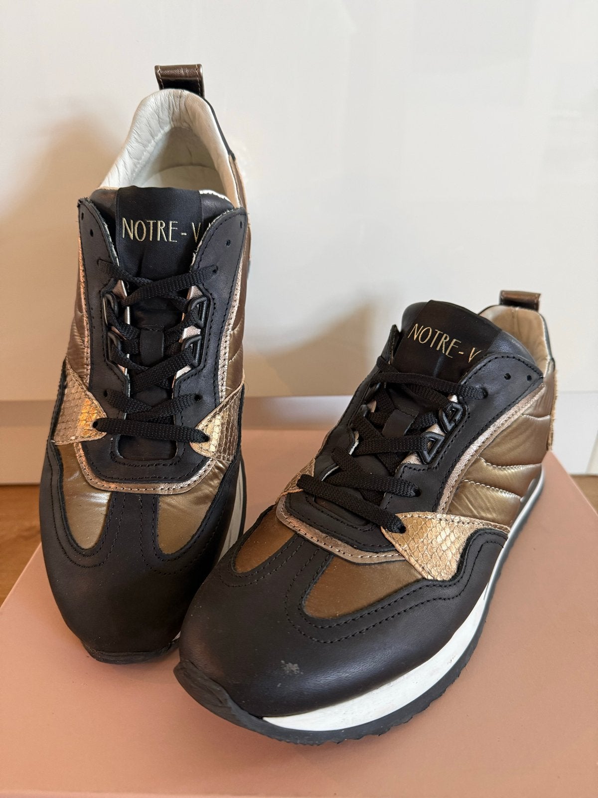 Notre-V Sneakers Zwart/Goud Maat 40, Kleding | Dames, Ophalen of Verzenden, Zo goed als nieuw, Zwart, Sneakers of Gympen