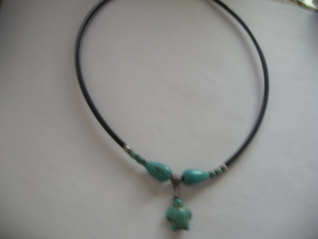 Een Rubberen  ketting met Turquoise Schildpad Hanger, Verzenden, Overige materialen, Ketting, Met edelsteen