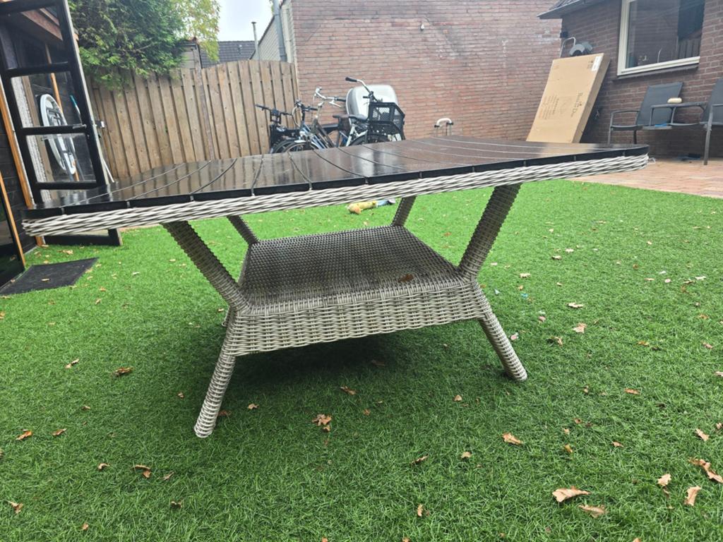 Zwart geschilderde tuintafel met beschadigingen, Ophalen, Gebruikt, Vierkant, Overige materialen
