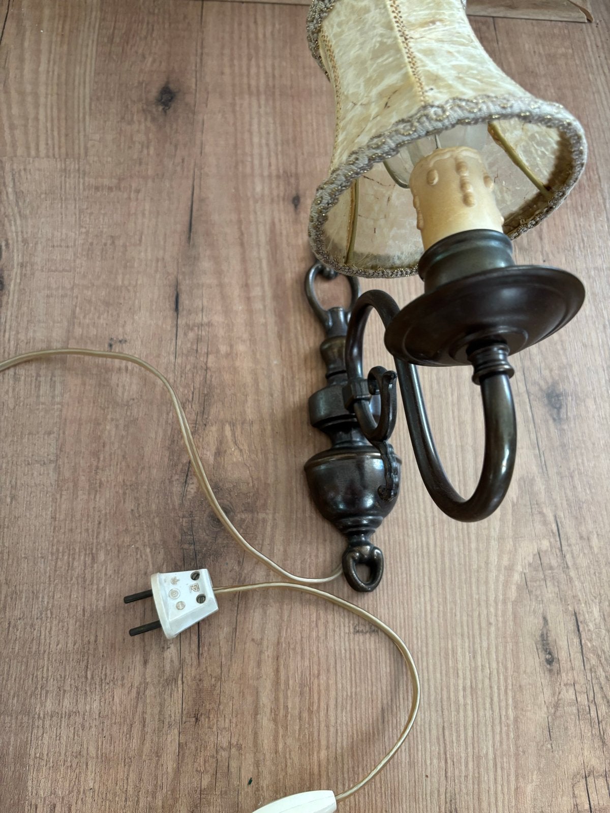 Vintage wandlamp met varkensblaas kapje, Gebruikt, Bruin, E14 (klein), Ophalen of Verzenden