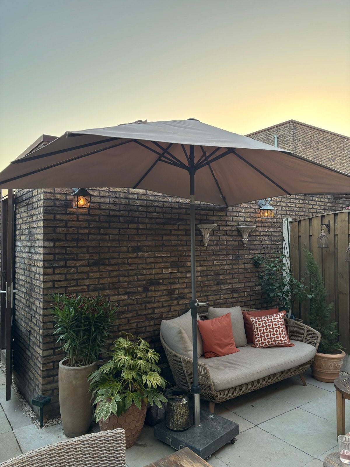 Parasol Cadiz 200x300 taupe met granieten voet op wielen, Ophalen, Gebruikt, Kantelbaar, 2 tot 3 meter