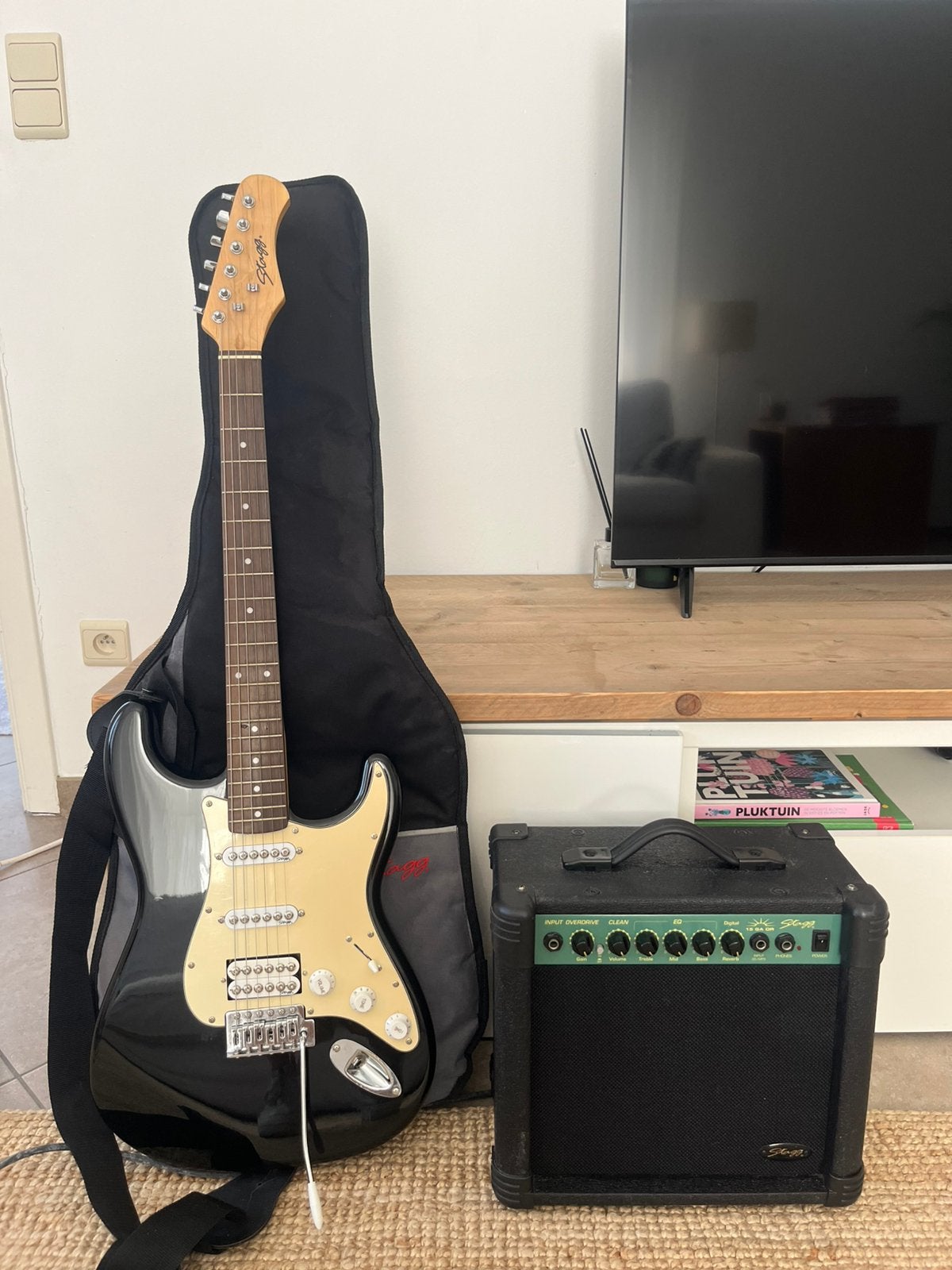 Stagg elektrische gitaar + versterker + hoes | Complete set, Muziek en Instrumenten, Verzenden, Zo goed als nieuw, Solid body