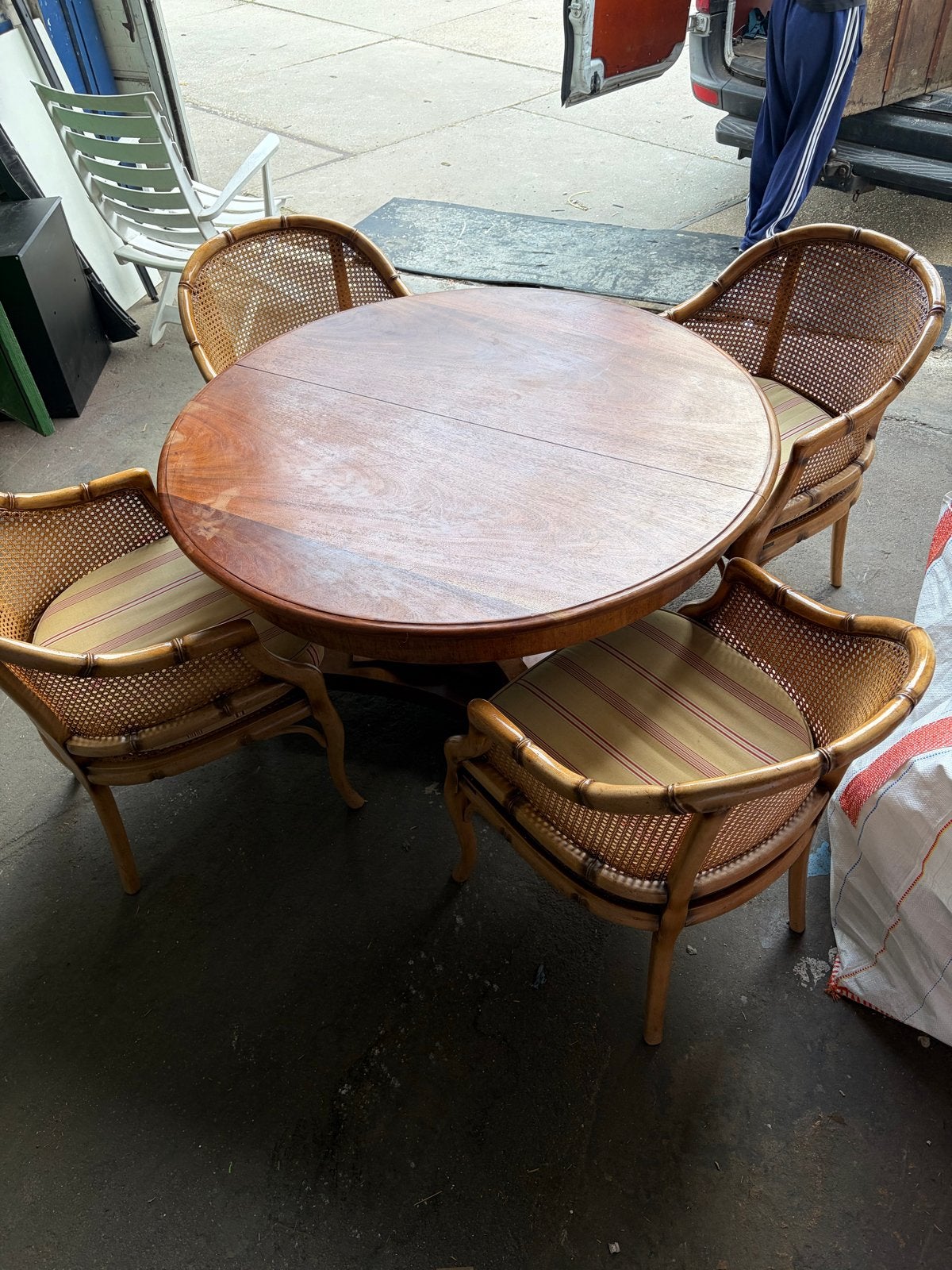 Antieke ronde houten tafel met 4 rotan stoelen, Antiek en Kunst, Ophalen of Verzenden