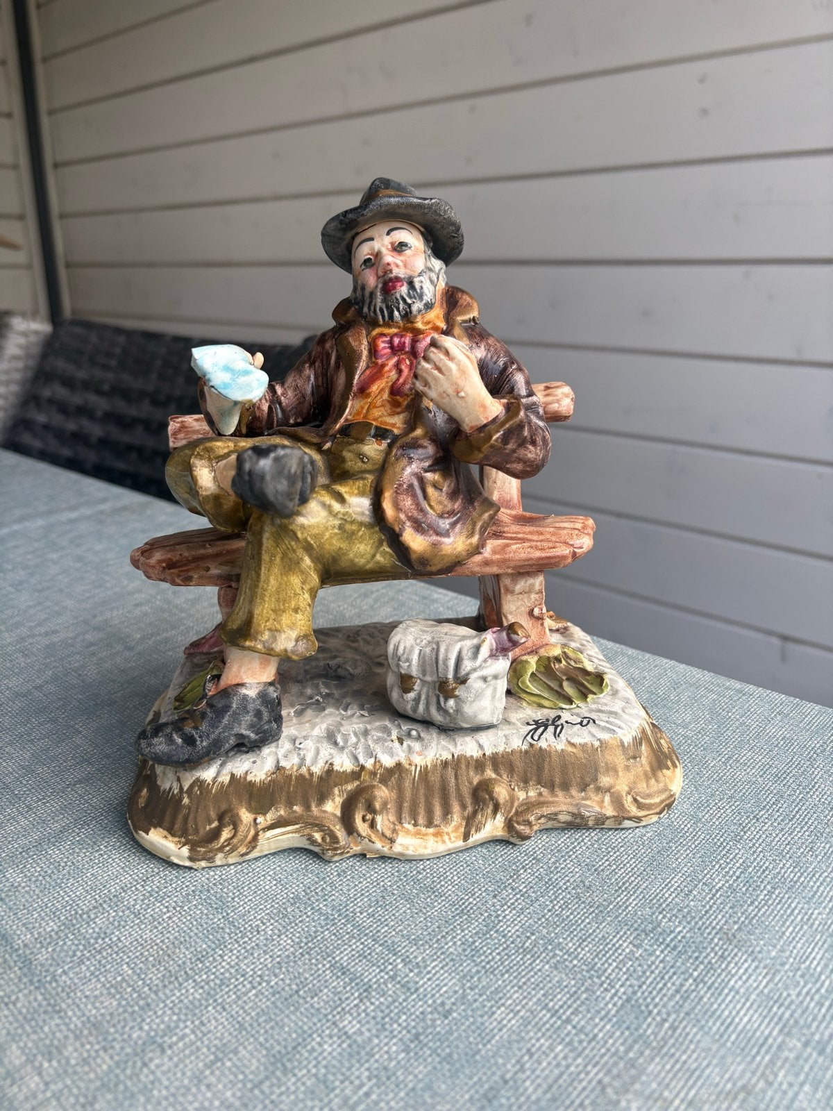 Vintage beeldje van man op bankje, gemerkt Capodimonte, Ophalen, Minder dan 20 cm, Steen of Keramiek, Beeld