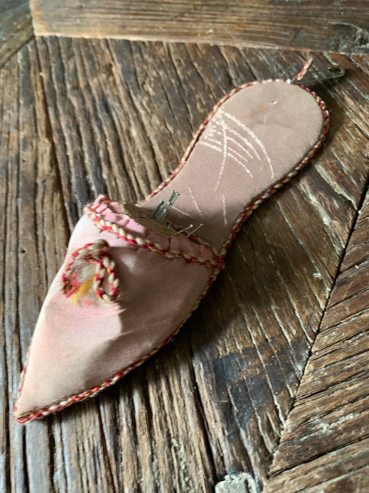 Prachtig brocante speldenkussen in de vorm van een schoen, Ophalen of Verzenden