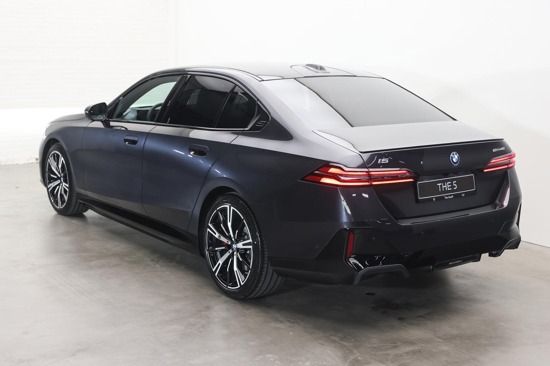 BMW i5 eDrive40 M Sport / Panoramadak / Trekhaak / Adaptieve, Auto's, Automaat, Achterwielaandrijving, Zwart, Nieuw