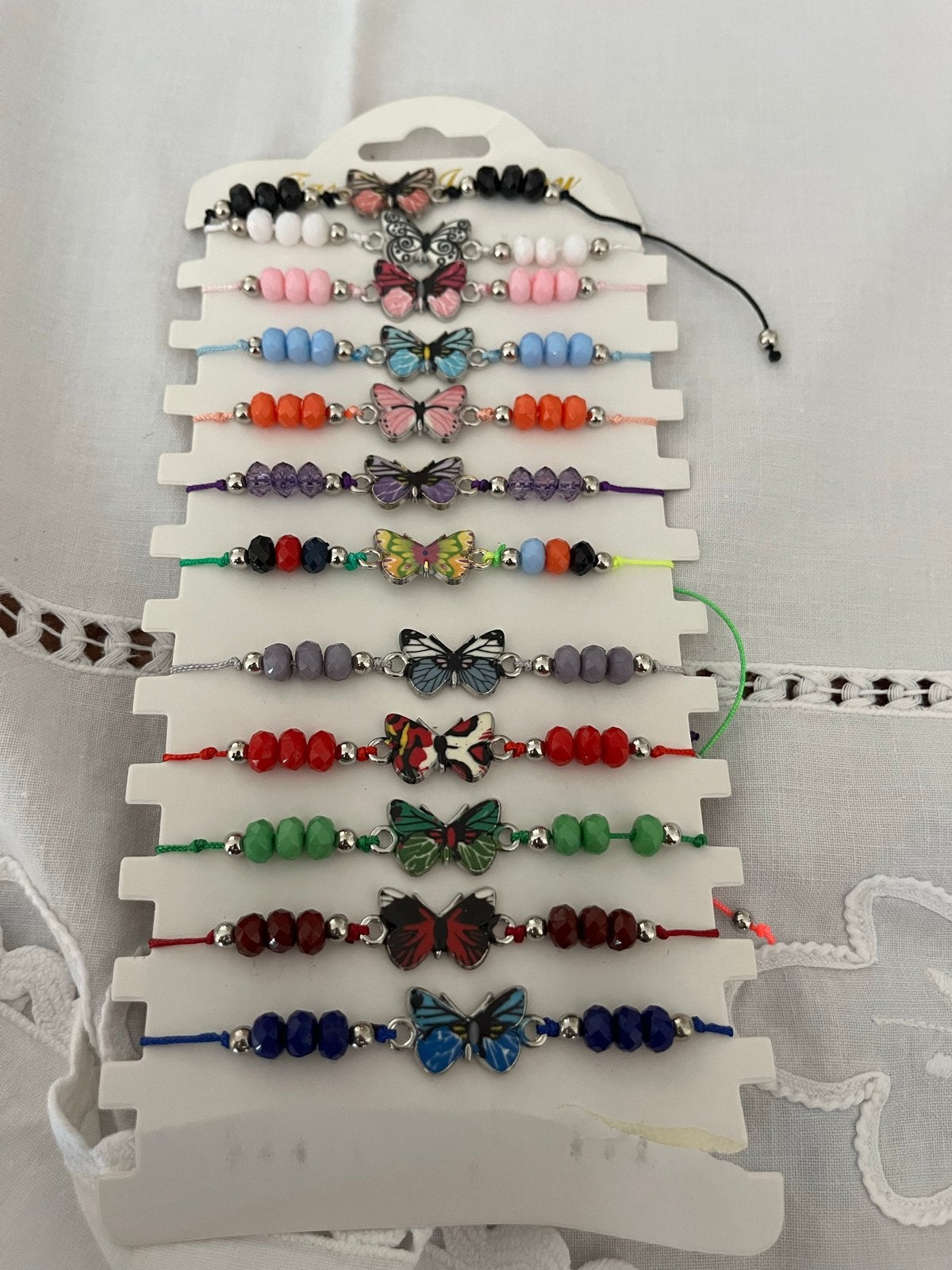 3 euro per stuk Set van 10 kleurrijke vlinderarmbandjes, Overige materialen, Overige kleuren, Nieuw, Ophalen of Verzenden