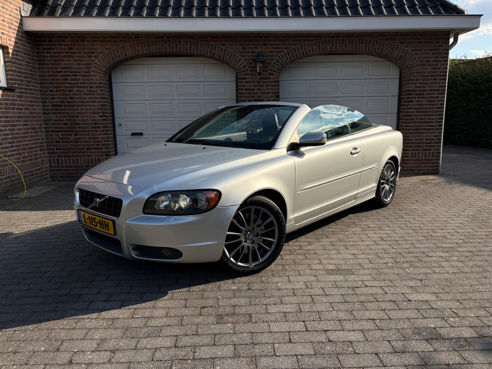 Volvo C70 2.4 140PK 2006 Grijs, Voorwielaandrijving, C70, Zwart, Cabriolet