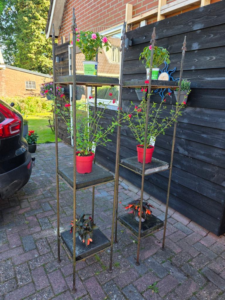 2 Smeedijzeren etagere/plantenrek met stoeptegels, Ophalen, Gebruikt, Minder dan 60 cm, Vierkant