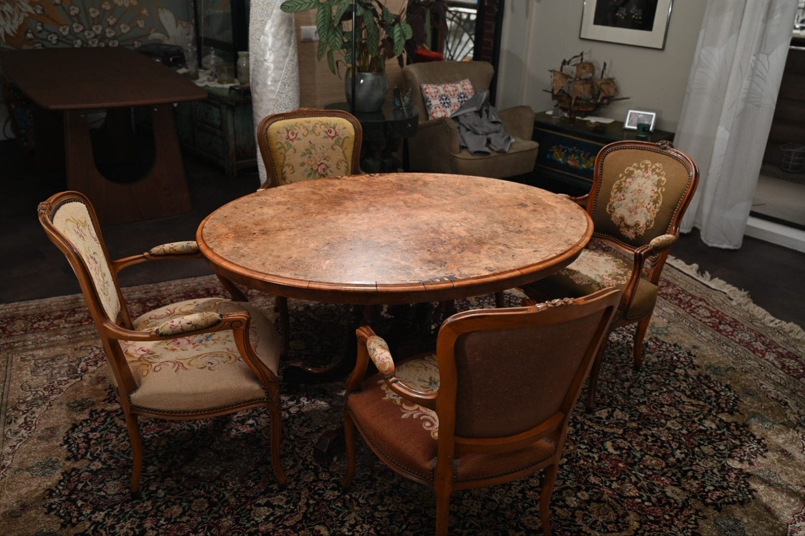 Eettafel antiek met stoeltjes hand geborduurd, Ophalen