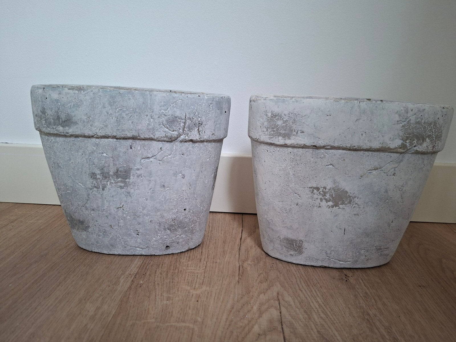 Set van 2 betonnen bloempotten van PTMD Home, Porselein of Keramiek, Ophalen of Verzenden, Zo goed als nieuw, Plantenpot of Plantenbak