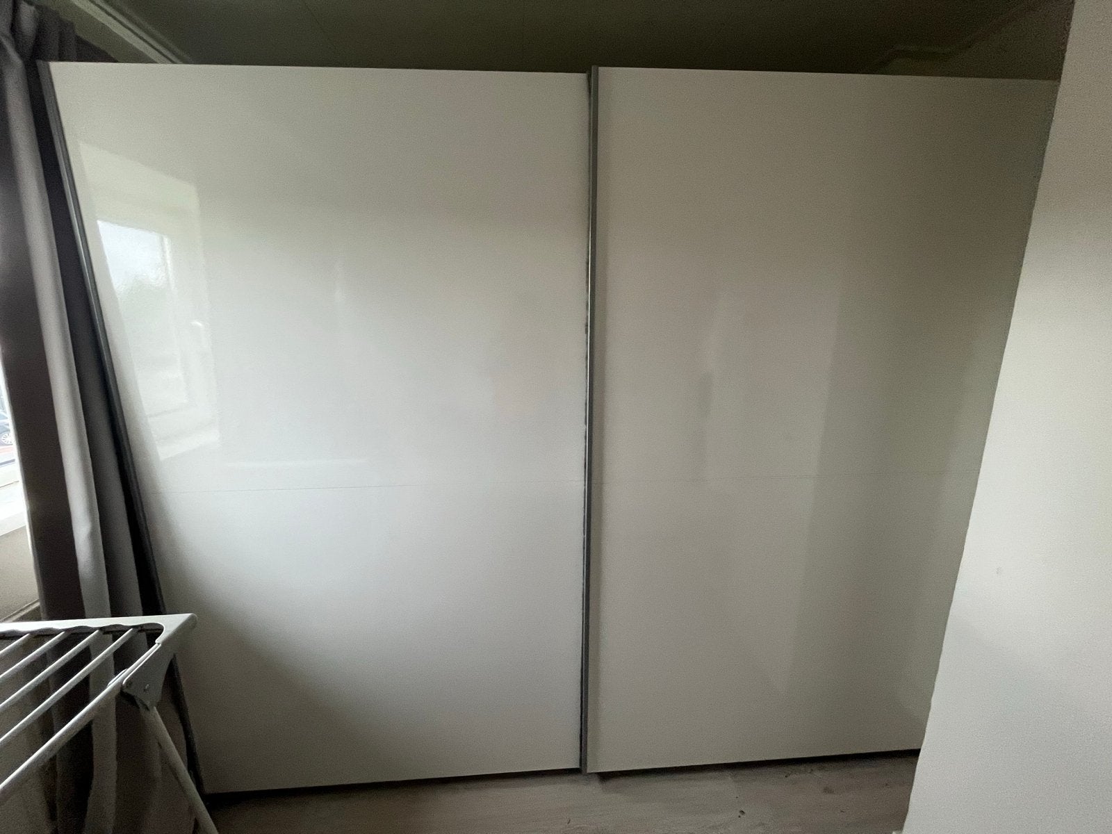 Witte kledingkast met schuifdeuren en veel opbergruimte, Huis en Inrichting, Kasten | Kledingkasten, Ophalen, Met plank(en), Gebruikt