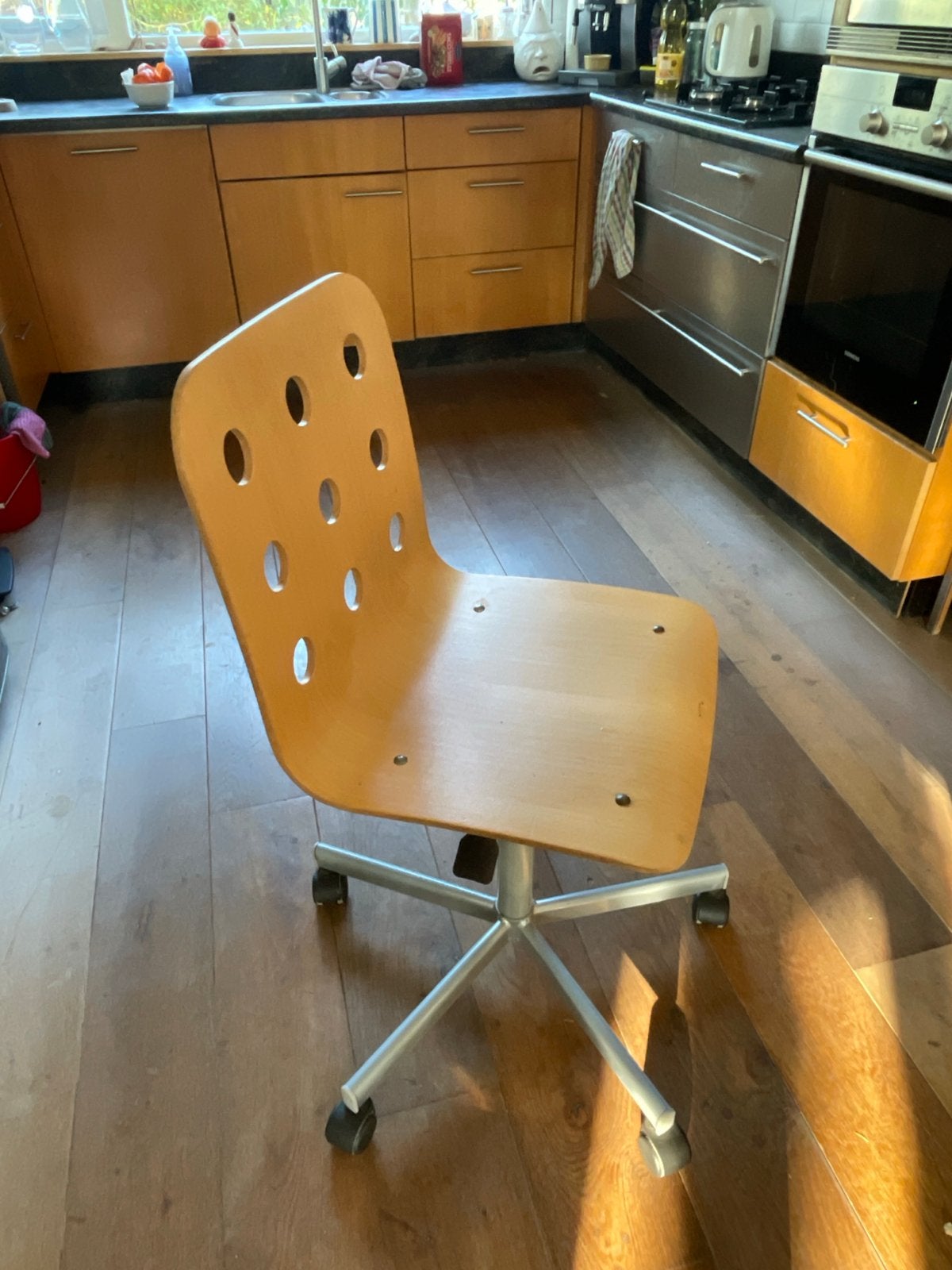 Houten verstelbare bureaustoel op wielen - Gebruikt, Huis en Inrichting, Stoelen, Ophalen, Gebruikt, Overige kleuren, Eén