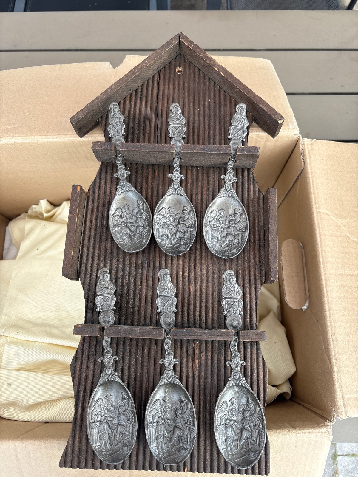 Decoratief bord met 9 tinnen lepels - Wanddecoratie, Antiek en Kunst, Ophalen of Verzenden