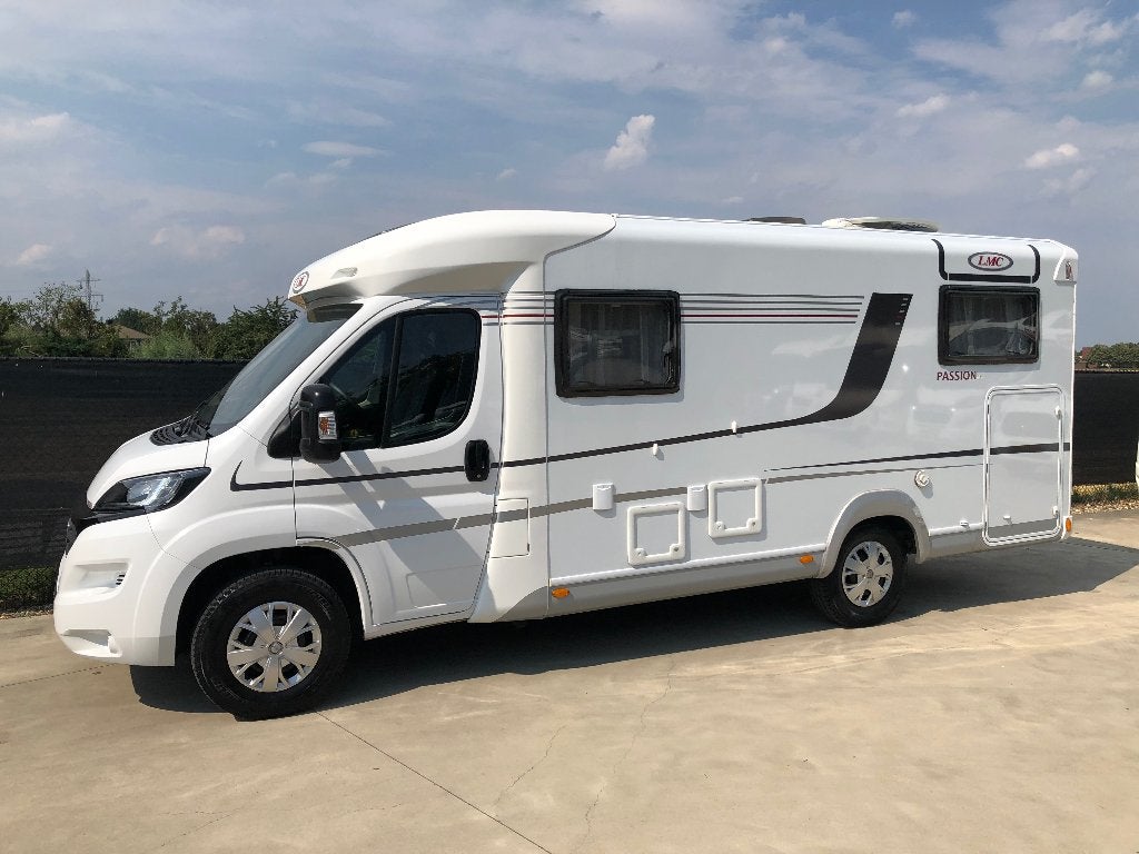 Foto 4 van Smetteloze LMC VAN V643 G lengte bedden XL garage 47.000km