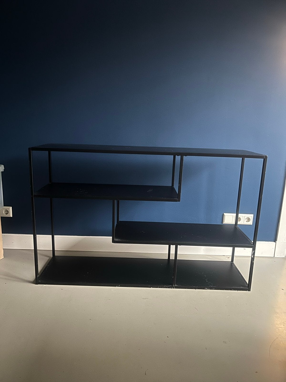 Zwart metalen rek met speelse indeling - 130x80x35 cm, Ophalen, Met plank(en), Gebruikt, 100 tot 150 cm