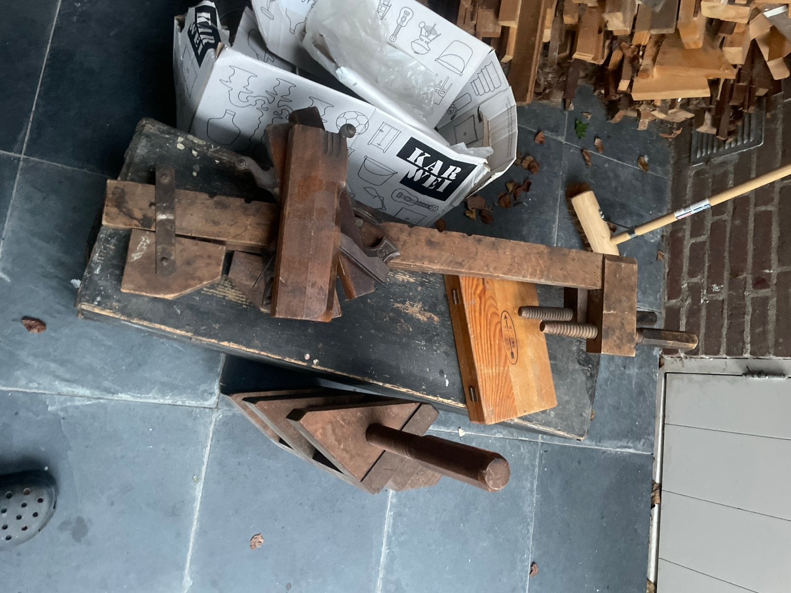 Antiek meubelgereedschap in houten kist, Ophalen