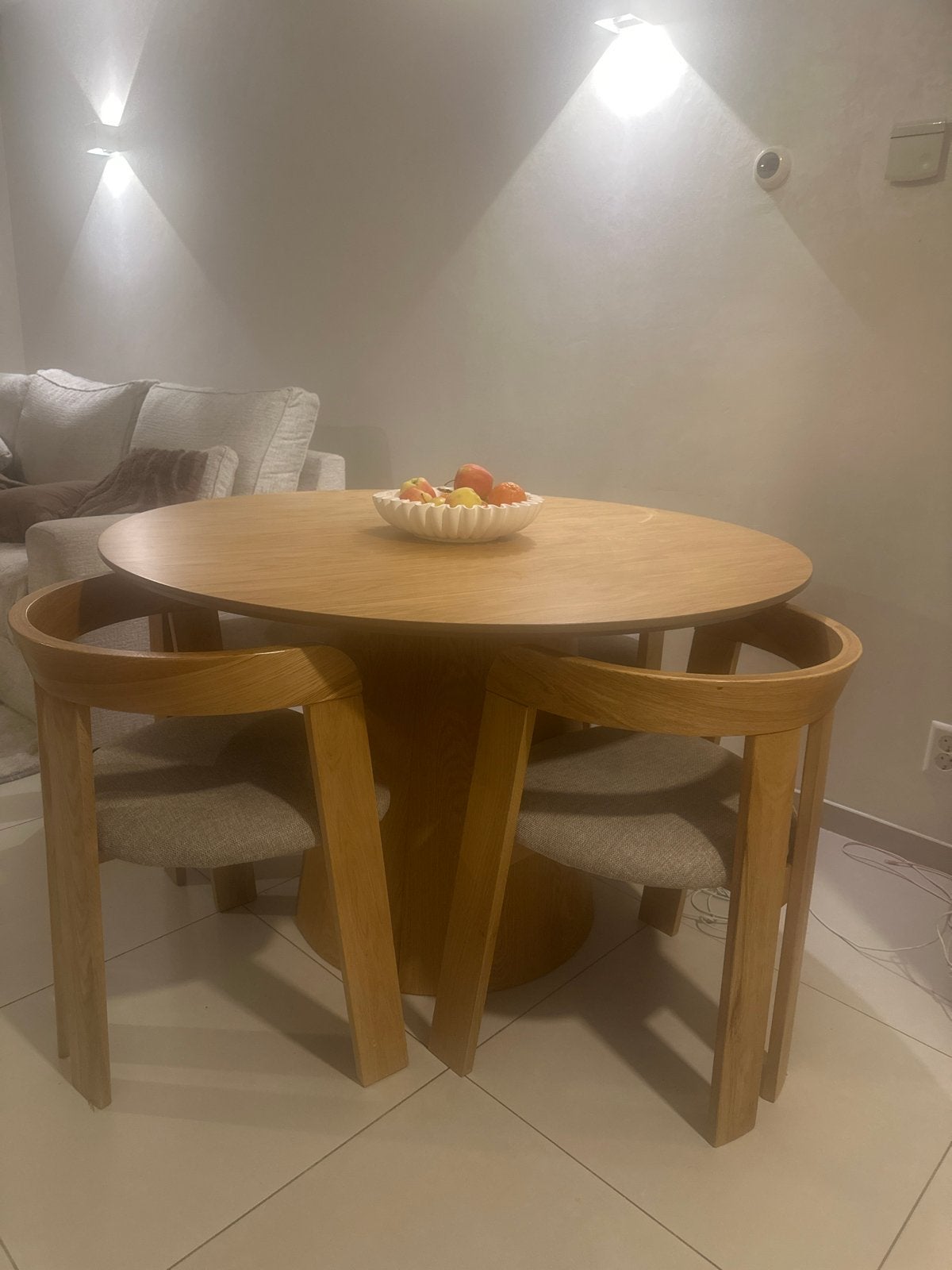Ronde eettafel met 4 stoelen - Eikenhout, Ophalen, 100 tot 150 cm, Zo goed als nieuw, Vier personen