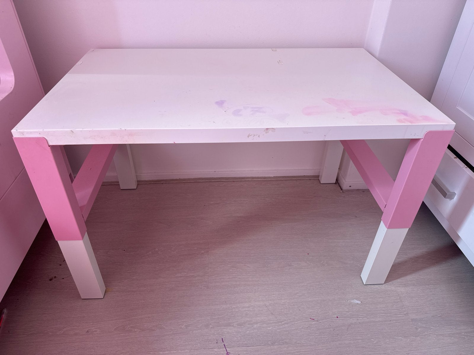 Mooi roze/wit meegroei kinderbureau, Huis en Inrichting, Gebruikt, Roze, Kinderbureau, In hoogte verstelbaar